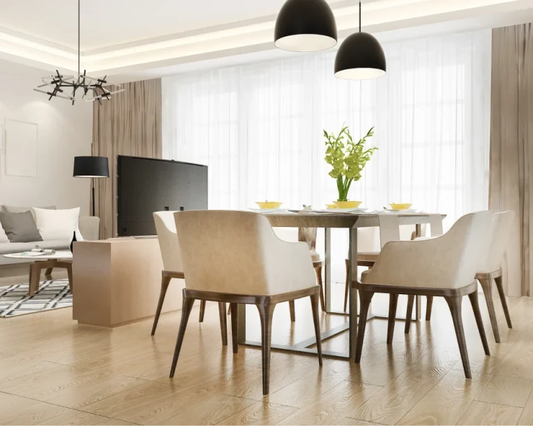 Comedor moderno y luminoso con mesa de madera y sillas de diseño elegante
